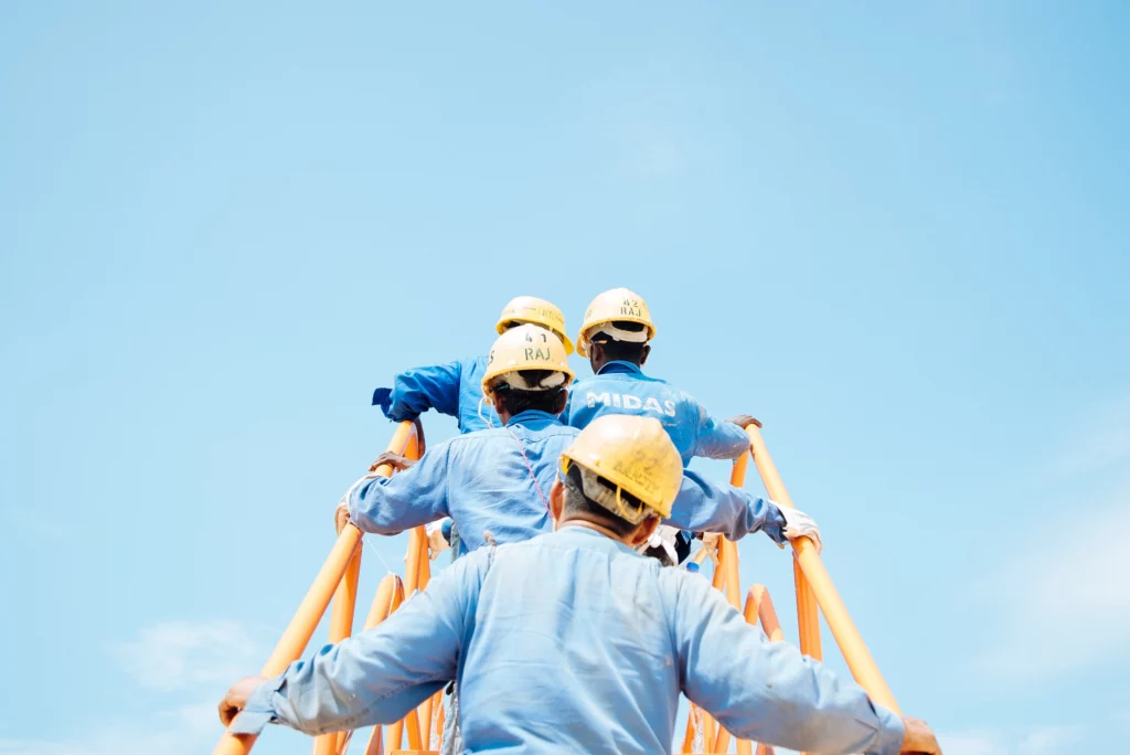 hommes montant sur un escalier industriel