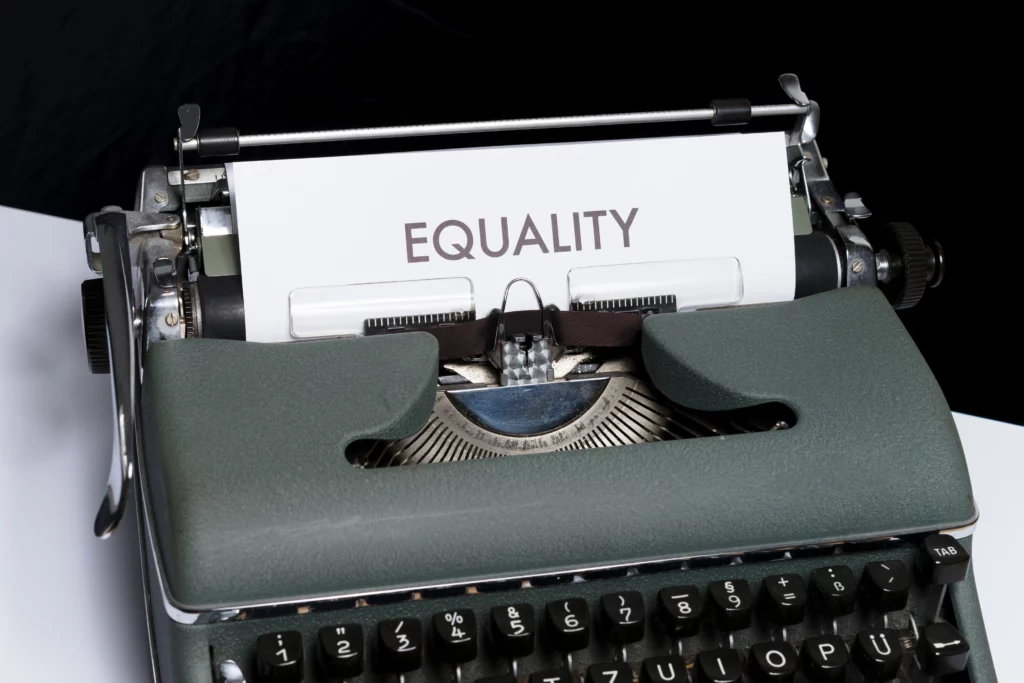 machine à écrire avec écrit EQUALITY sur la feuille